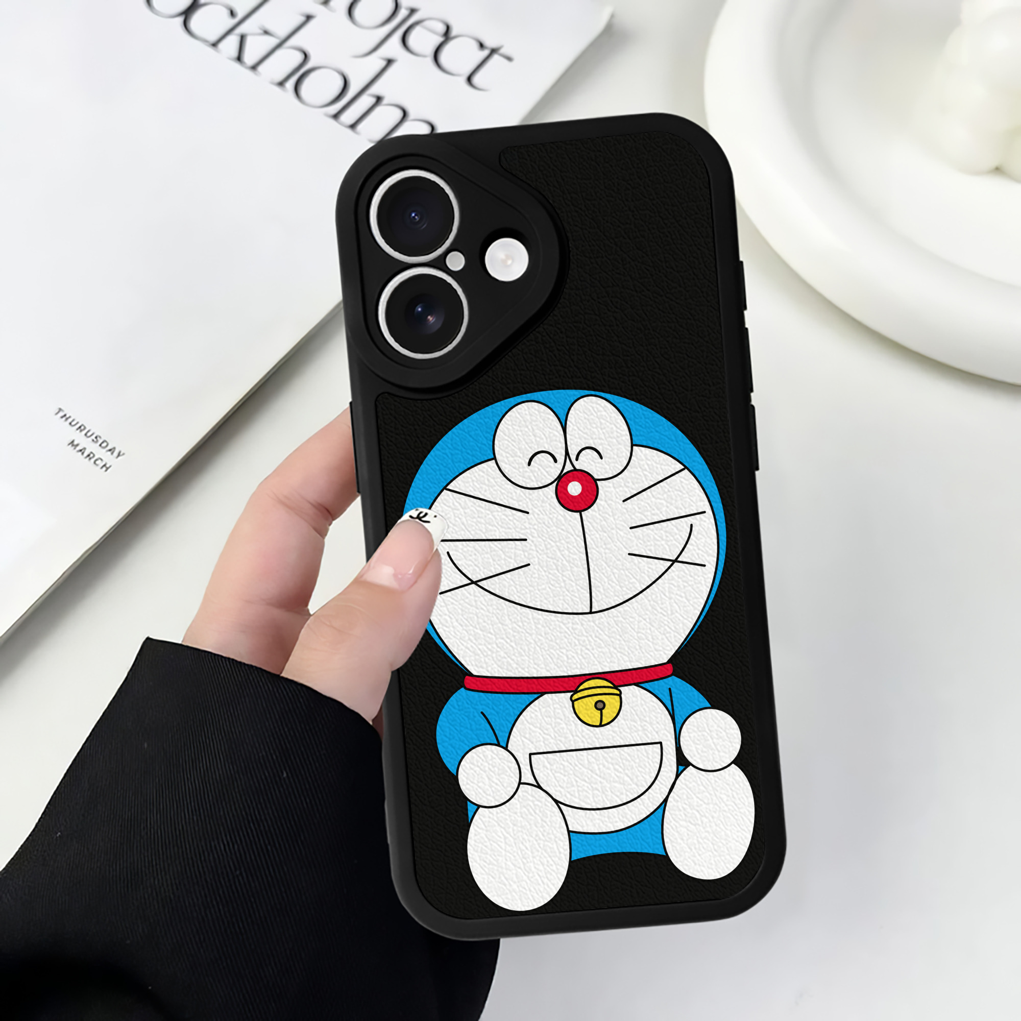 （画像用） ドラえもん Doraemon 【iPhone 16シリーズ対応】シリコンスマホケース（レザー調） 材質：シリコン
